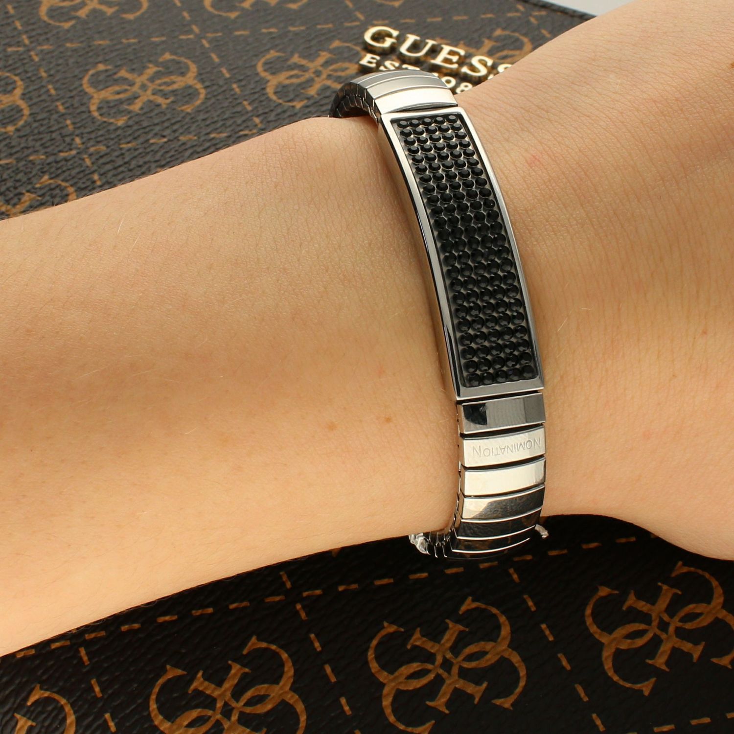 Bransoletka Nomination Italy z kolekcji Extension Glitter. Elastyczna, wykonana ze stali szlachetnej, zdobiona mieniącymi się, błyszczącymi kryształkami w kolorze czarnym..jpg